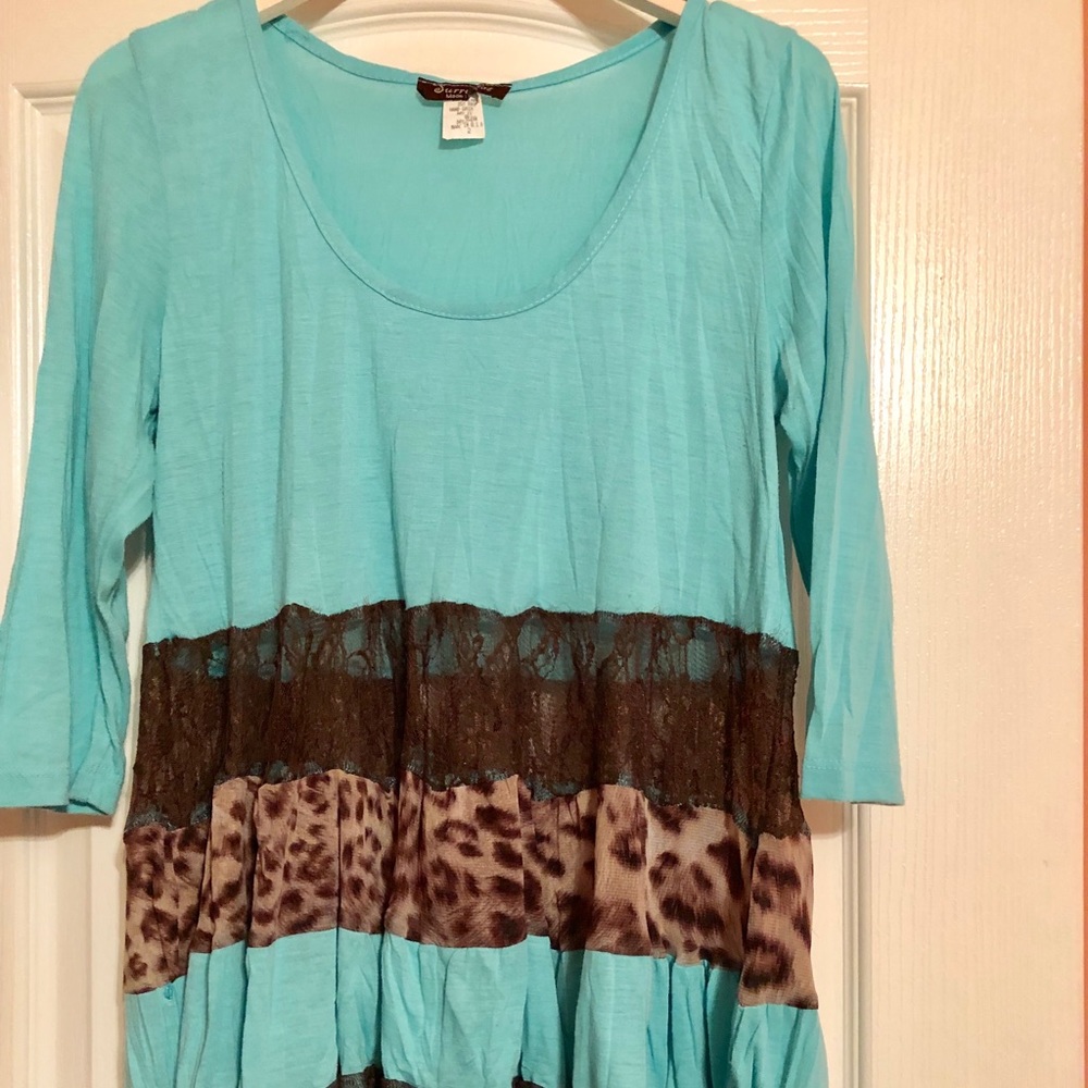 CUTE TOP TO WEAR WEAR JEANS OR PANTS!